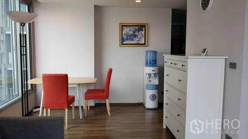 คอนโด ขายในWatthana, Bangkok - มุมทานข้าวขนาดกะทัดรัด ลิ้นชักสีขาว พื้นไม้ ใกล้หน้าต่างบานใหญ่