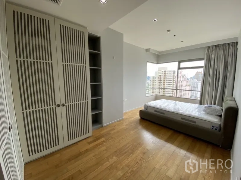 คอนโด ให้เช่าในWatthana, Bangkok - ห้องนอนมุมอาคาร ตู้เสื้อผ้าบิวท์อิน พื้นไม้ และวิวสกายไลน์