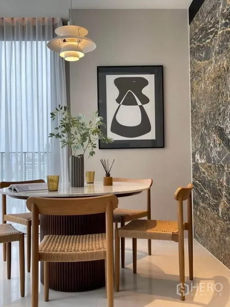 คอนโด ให้เช่าหรือขายในKhlong Toei, Bangkok - ภาพระยะใกล้ของมุมรับประทานอาหารสไตล์โมเดิร์น เก้าอี้ไม้ ภาพงานอาร์ต และผ้าม่านโปร่ง