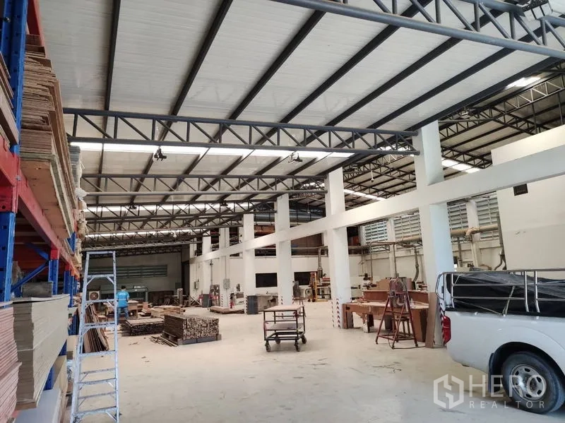 คลังสินค้า ขายในLat Krabang, Bangkok - ฮอลล์ผลิตงานแบบโอเพ่นสเปซ เพดานสูง เสากลางและสกายไลท์