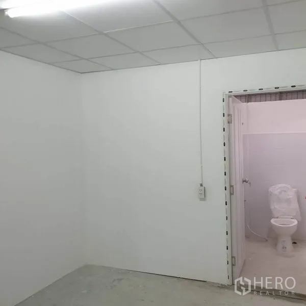 คลังสินค้า ให้เช่าในKhlong Toei, Bangkok - ห้องออฟฟิศสีขาวฝ้าทีบาร์ มีประตูเชื่อมเข้าสู่ห้องน้ำ