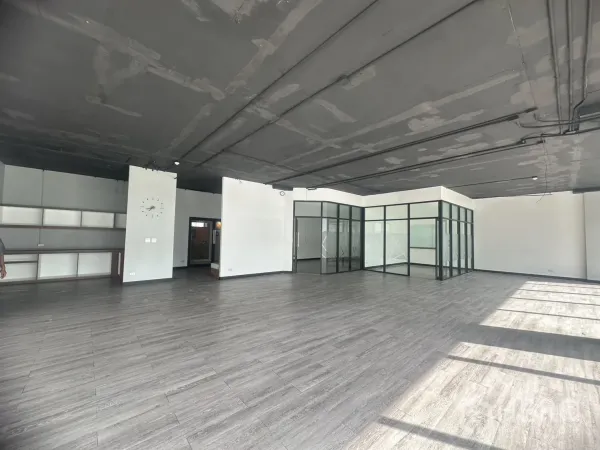 办公空间 出租在Khlong Toei, Bangkok - 宽敞工作区，工业风裸顶，玻璃隔断与内置置物柜。