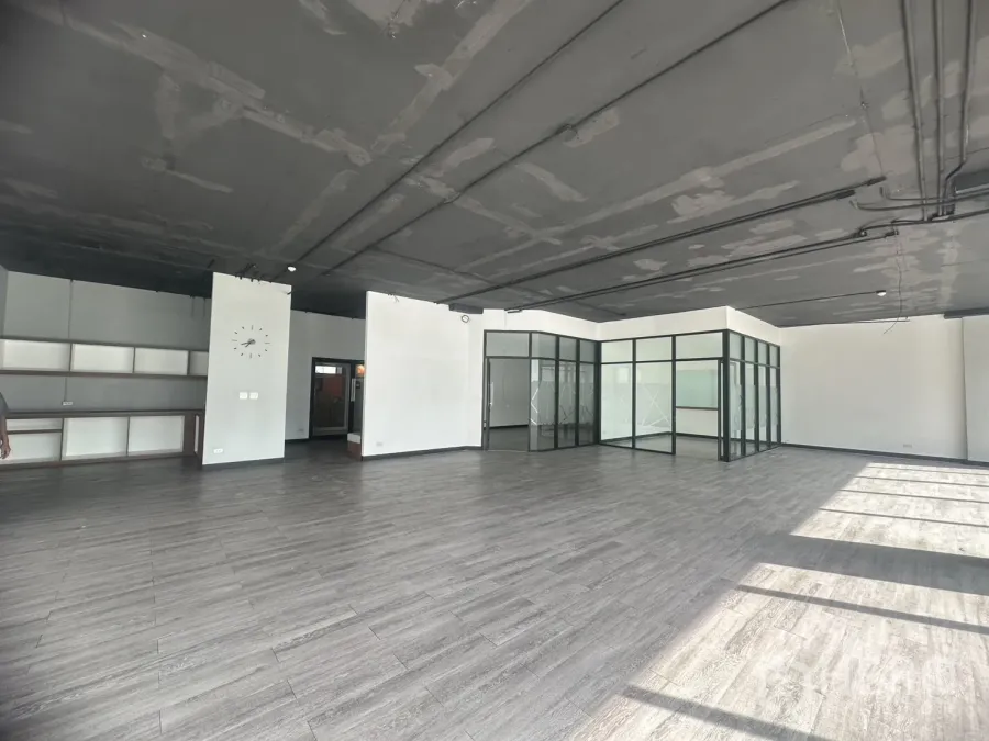 สำนักงาน ให้เช่าในKhlong Toei, Bangkok - พื้นที่ทำงานกว้างเพดานเปลือย มีห้องกั้นกระจกและชั้นเก็บของบิวท์อิน