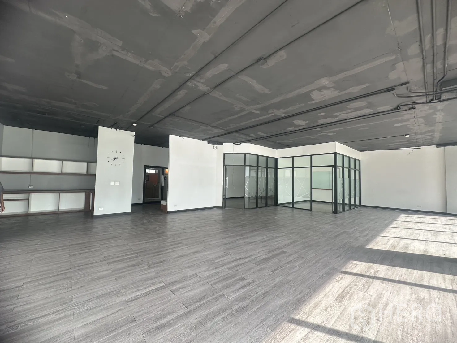 สำนักงาน ให้เช่าในKhlong Toei, Bangkok - พื้นที่ทำงานกว้างเพดานเปลือย มีห้องกั้นกระจกและชั้นเก็บของบิวท์อิน