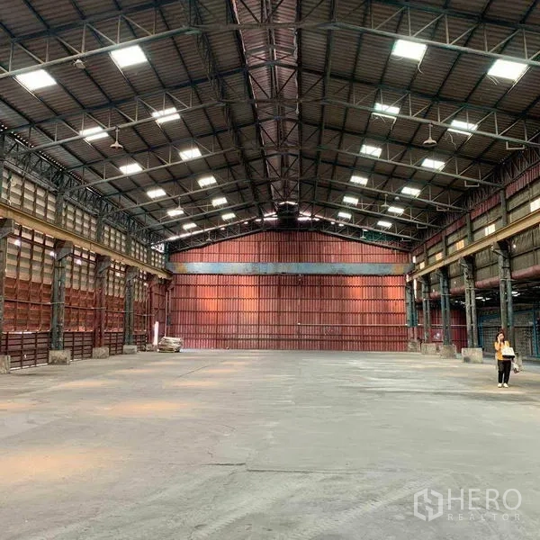คลังสินค้า ให้เช่าในBang Kho Laem, Bangkok - ช่องทางกลางกว้าง โครงหลังคาไร้เสา และพื้นคอนกรีตกว้างขวาง