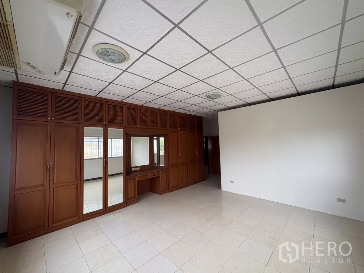 คลังสินค้า ให้เช่าในBang Phli, Samut Prakan - ห้องผู้บริหาร ตู้บิลท์อินไม้เต็มผนังพร้อมโต๊ะเครื่องแป้ง