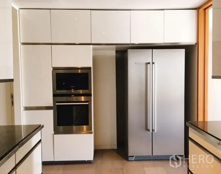 公寓 出租或出售在Sathon, Bangkok - 厨房内置双层烤箱与对开门不锈钢冰箱。