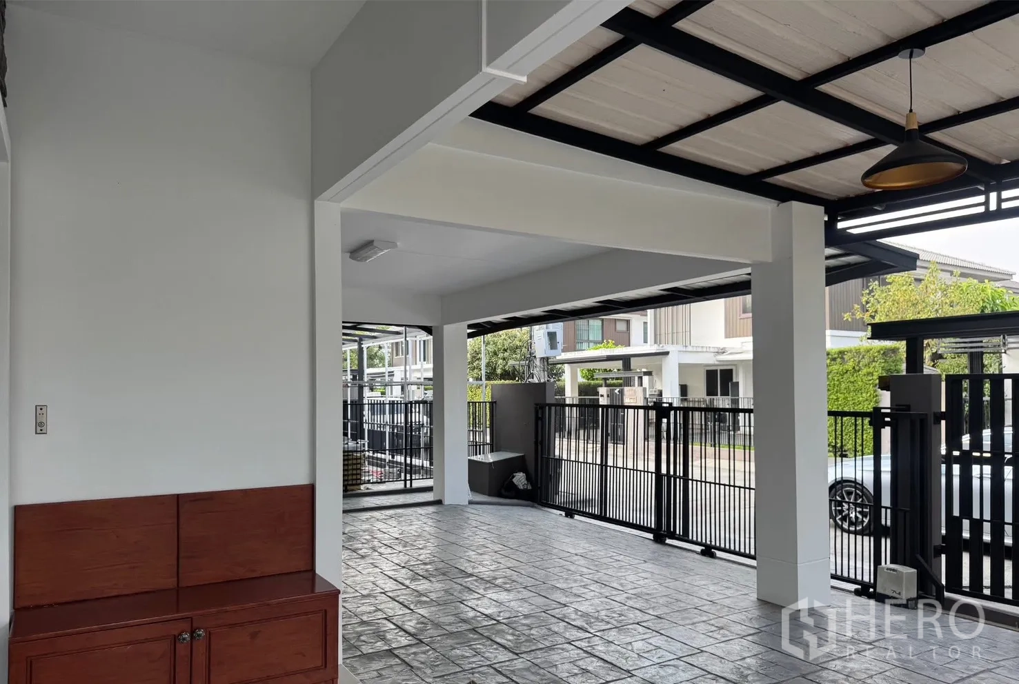 บ้าน for rent in Bang Phli, Samut Prakan - ที่จอดรถมีหลังคาพร้อมรั้วเหล็กและพื้นลายหิน