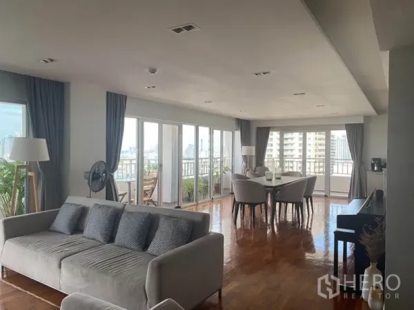 公寓 出租在Sathon, Bangkok - 明亮的客餐厅，落地滑门环绕并通向宽大阳台。