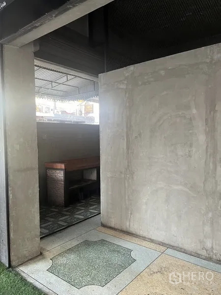 零售空间 出租在Watthana, Bangkok - 通往服务间的推拉门入口，地面为水磨石