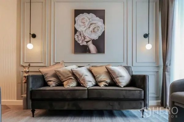 คอนโด ให้เช่าในKhlong Luang, Pathum Thani - ห้องนั่งเล่นสไตล์หรู โซฟาเวลเวท ผนังเซาะร่อง และภาพดอกไม้