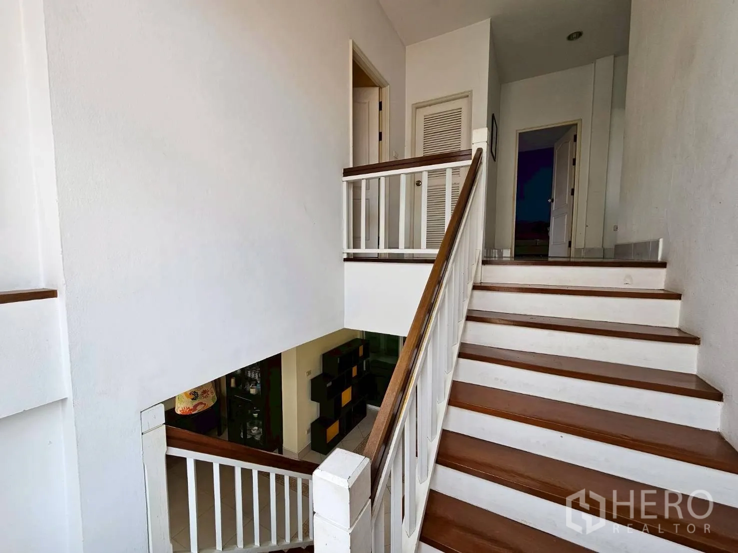 Detached House for rent or sale in Bang Lamung, Chon Buri - Upper landing with white balustrade and doors to bedrooms.