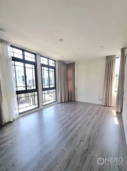 Detached House for rent - Sunlit empty bedroom with floor-to-ceiling windows and wood flooring.