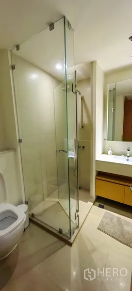 คอนโด ให้เช่าในKhlong San, Bangkok - ห้องน้ำกะทัดรัด พร้อมห้องอาบน้ำกระจกมุม อ่างล้างหน้า และโถสุขภัณฑ์