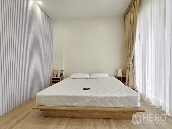 联排别墅 出售在Lat Phrao, Bangkok - 极简主卧，平台床与落地窗帘