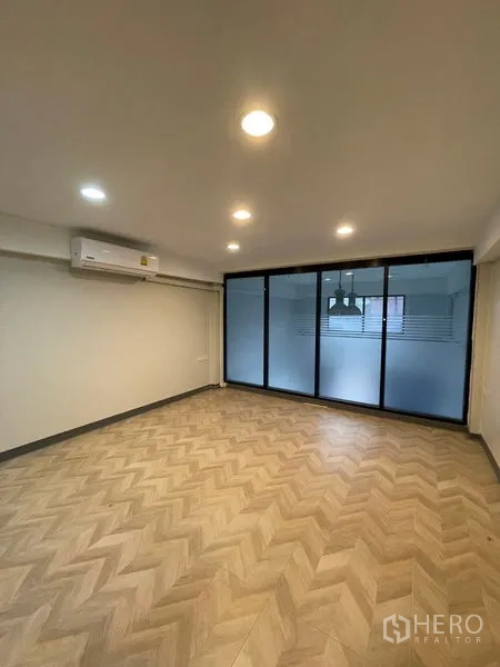 带办公室的家 出租在Chatuchak, Bangkok - 带空调的工作区，鱼骨拼地板与推拉玻璃门