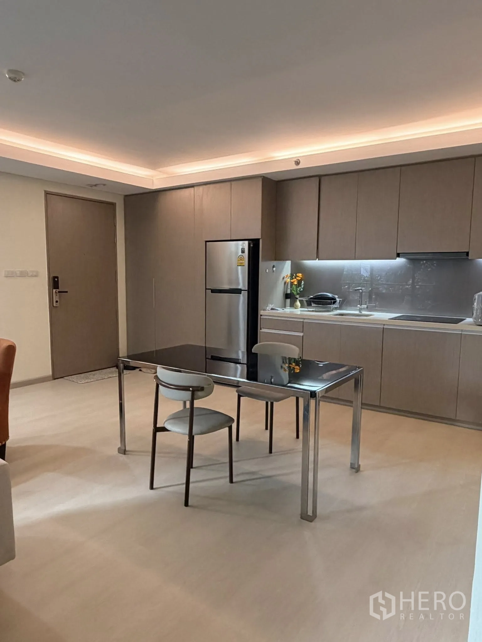คอนโด for rent in Watthana, Bangkok - ครัวเปิดพร้อมตู้บิวต์อิน ตู้เย็น และโต๊ะอาหารสองที่นั่ง