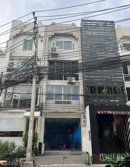 อาคารพาณิชย์ ให้เช่าหรือขายในWatthana, Bangkok - ภาพด้านหน้าตึกแถวสี่ชั้น หน้าต่างบานใหญ่ บริเวณสุขุมวิท