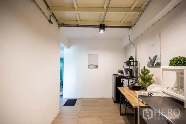 带办公室的家 出租在Phaya Thai, Bangkok - 紧凑茶水间，开放层架、微波炉与绿植，工业风吊顶。