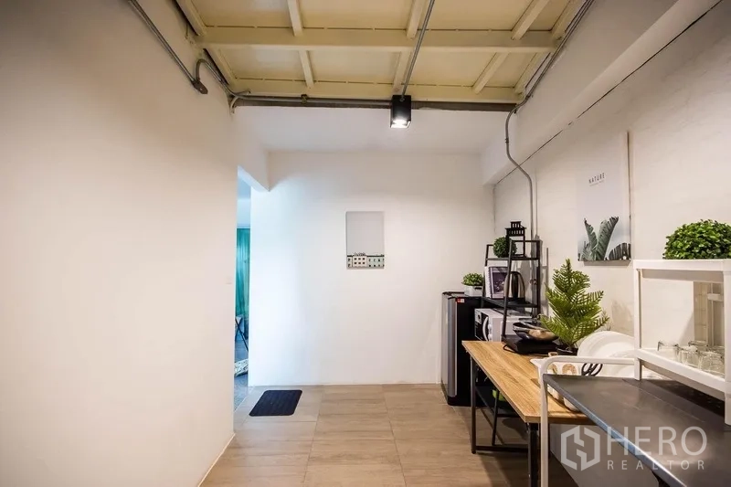 带办公室的家 出租在Phaya Thai, Bangkok - 紧凑茶水间，开放层架、微波炉与绿植，工业风吊顶。