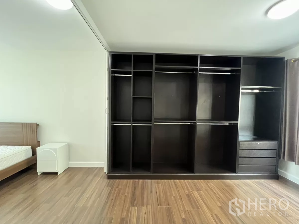Townhouse for rent in Bang Kapi, Bangkok - Close-up of built-in wardrobe with multiple compartments.