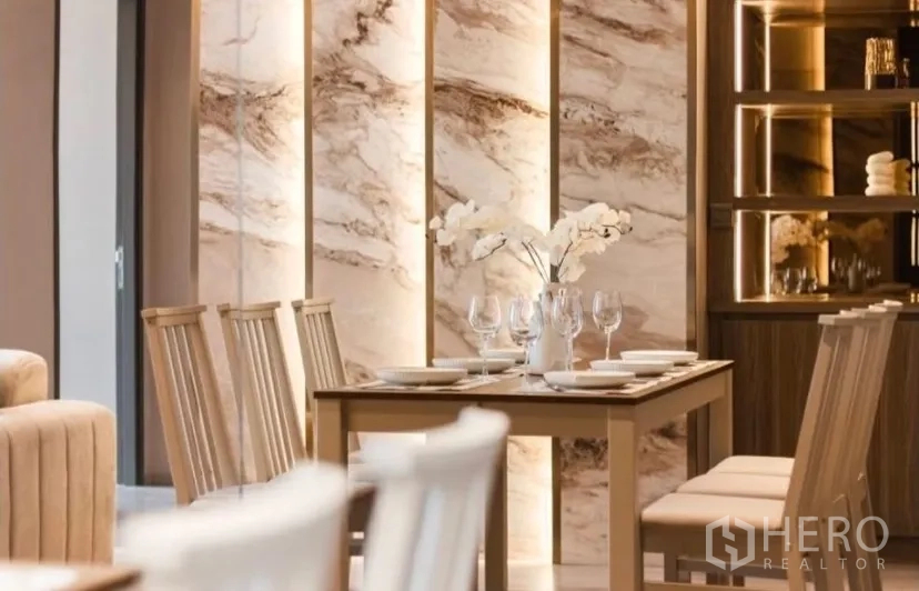 คอนโด for rent in Watthana, Bangkok - โซนรับประทานอาหารผนังลายหินพร้อมชั้นโชว์มีไฟสวยงาม
