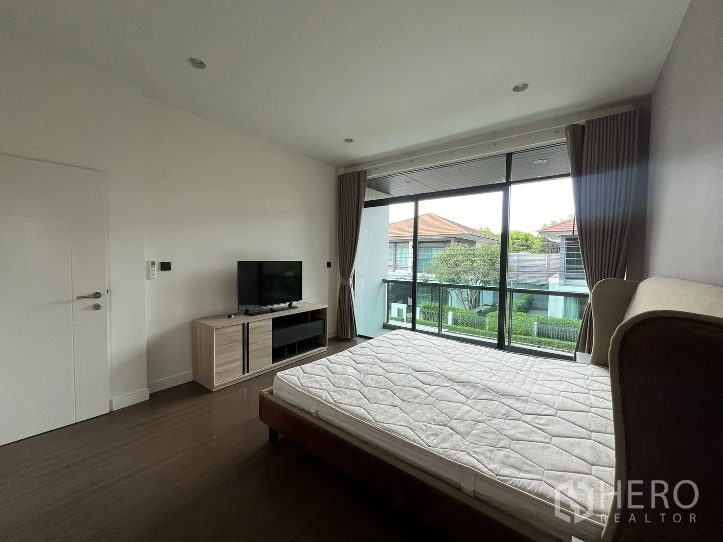 บ้าน ให้เช่าในBang Kapi, Bangkok - ห้องนอนใหญ่กว้าง เตียงและประตูกระจกออกสู่ระเบียง