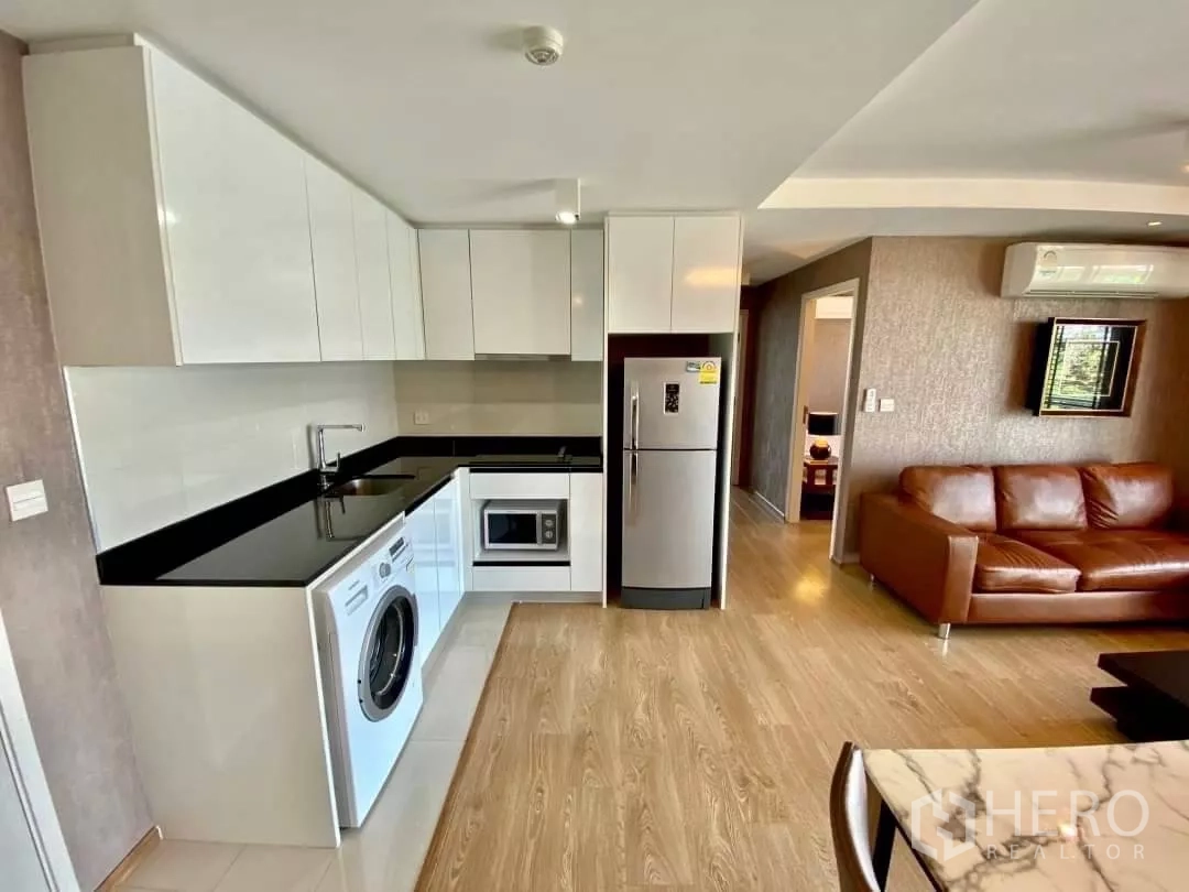 คอนโด ให้เช่าในWatthana, Bangkok - ครัวกะทัดรัดท็อปหินสีดำ ตู้เย็น เตา ไมโครเวฟ และเครื่องซักผ้า