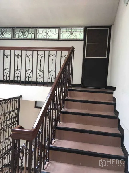 ทาวน์เฮาส์ ให้เช่าในPhra Khanong, Bangkok - บันไดพร้อมราวเหล็กดัดลายและช่องแสงบริเวณชานพัก