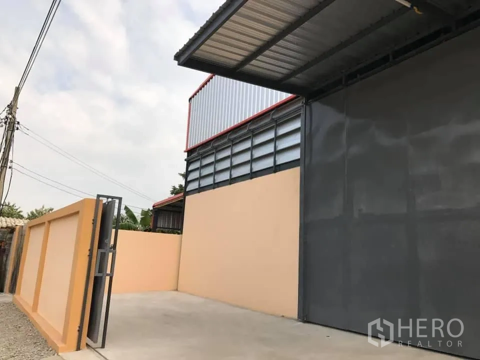 คลังสินค้า ให้เช่าหรือขายในKhlong Toei, Bangkok - ประตูทางเข้าขนถ่ายสินค้าแบบบานเลื่อน มีกันสาดและลานคอนกรีต