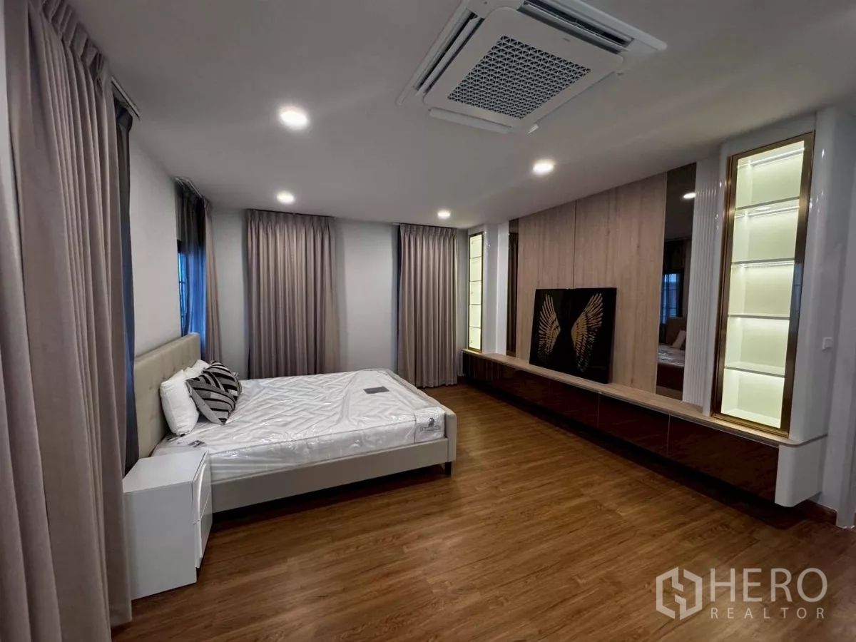 独立式住宅 出租在Bang Phli, Samut Prakan - 宽敞主卧，大片窗户，天花机空调与超长电视柜。