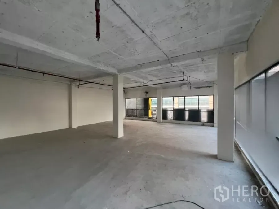 พื้นที่ขายปลีก ให้เช่าในWatthana, Bangkok - มุมพื้นที่พร้อมหน้าต่างบานกว้างรับแสงธรรมชาติ