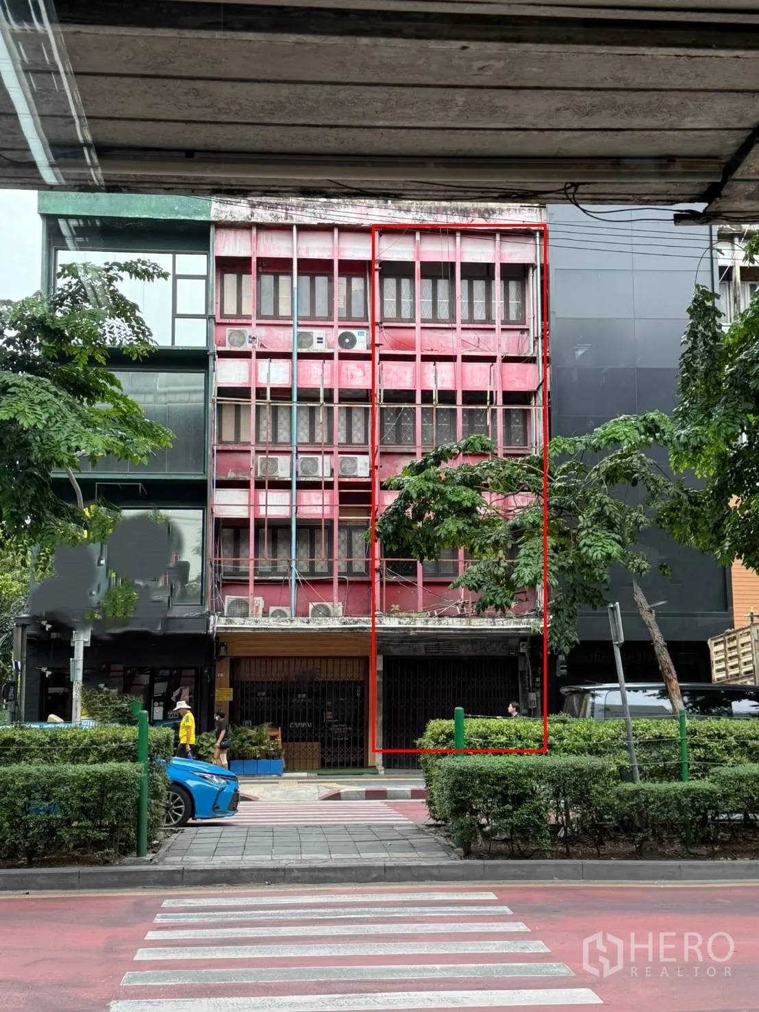 店屋 for rent in Khlong Toei, Bangkok - 整栋建筑外立面，从斑马线对面可见红框标示区域。