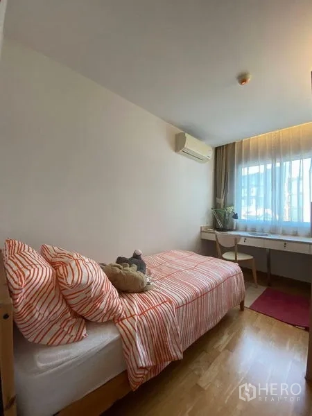 คอนโด ให้เช่าหรือขายในPhra Khanong, Bangkok - ห้องนอนเดี่ยวมีโต๊ะทำงานริมหน้าต่าง เครื่องปรับอากาศ และพื้นไม้