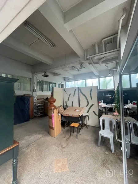 Home Office for sale in Yan Nawa, Bangkok - High-ceiling workspace with partitions, tables, and fluorescent lighting.