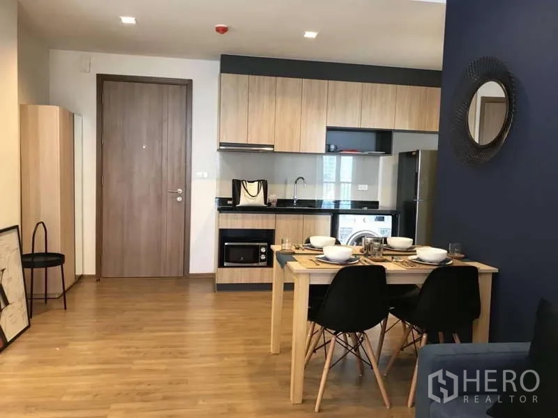 คอนโด ให้เช่าในWatthana, Bangkok - ครัวเปิดบิลท์อินพร้อมเครื่องใช้ พร้อมมุมรับประทานอาหาร