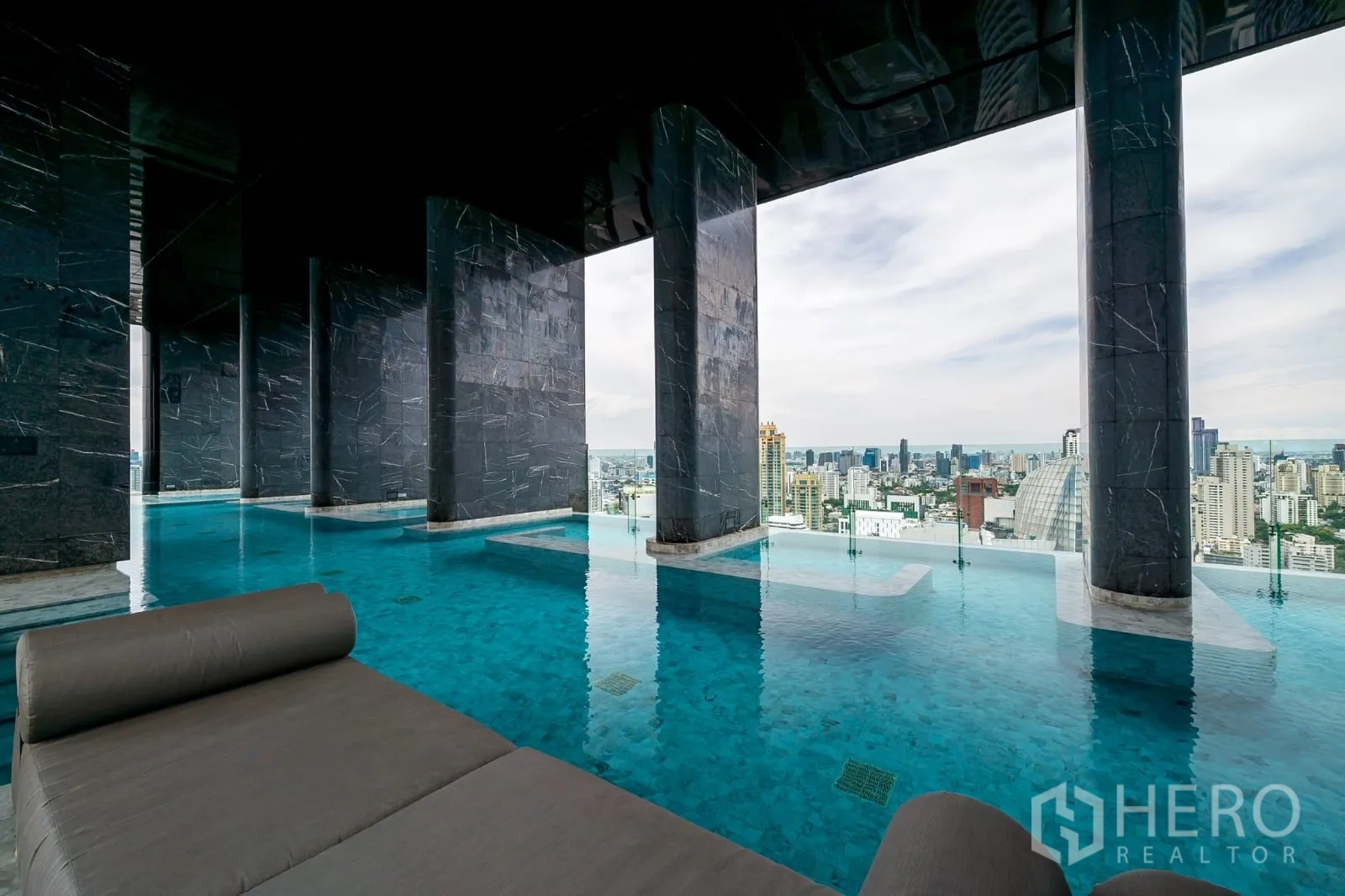คอนโด ให้เช่าในWatthana, Bangkok - สระอินฟินิตี้พร้อมเตียงนอนเล่น วิวสกายไลน์