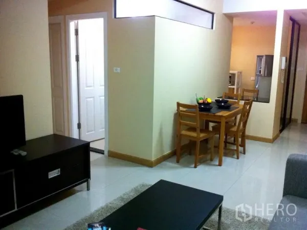 คอนโด ให้เช่าหรือขายในWatthana, Bangkok - ห้องนั่งเล่นแบบเปิดเชื่อมพื้นที่ทานอาหารและโถง ผนาสีเอิร์ธโทน พื้นกระเบื้อง ในคอนโดเขตวัฒนา กรุงเทพฯ