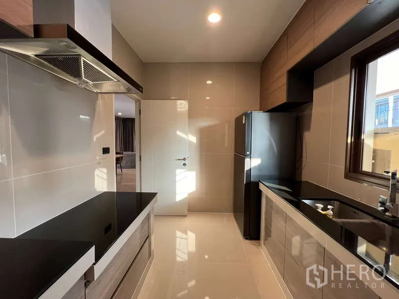 บ้าน ให้เช่าในBang Kapi, Bangkok - มุมตรงข้ามของครัว ตู้เก็บของเยอะ อ่างคู่ และตู้เย็น