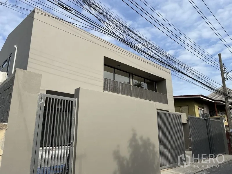 สำนักงานที่บ้าน ให้เช่าในKhlong Toei, Bangkok - มุมมองภายนอกอาคารมินิมอลสองชั้นพร้อมรั้วรักษาความปลอดภัย