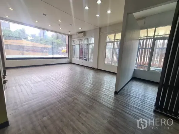 零售空间 出租在Watthana, Bangkok - 转角铺面，环幕落地窗眺望街景。