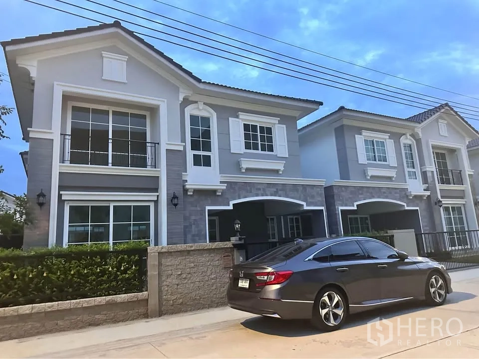 บ้านแฝด for rent in Mueang Samut Prakan, Samut Prakan - บ้านแฝดสองชั้นพร้อมระเบียง กระจกบานใหญ่ และพื้นที่จอดรถหน้าบ้าน