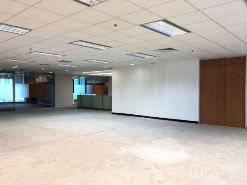 办公空间 出租在Phaya Thai, Bangkok - 开放式办公楼层，吊顶照明、双扇木门与玻璃隔间。