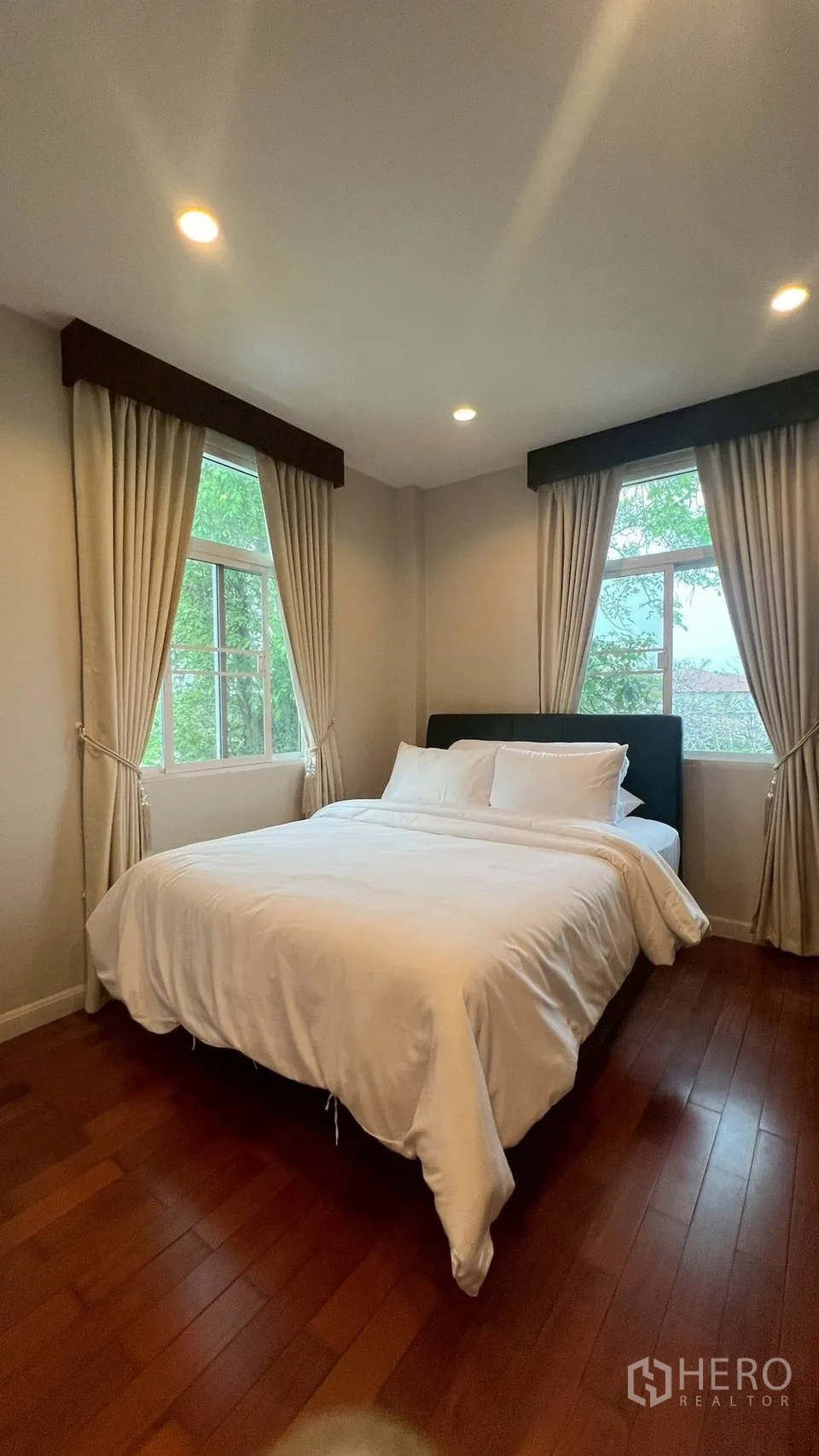 Detached House for rent in Lat Krabang, Bangkok - Second bedroom with double bed, two windows and recessed lighting.
