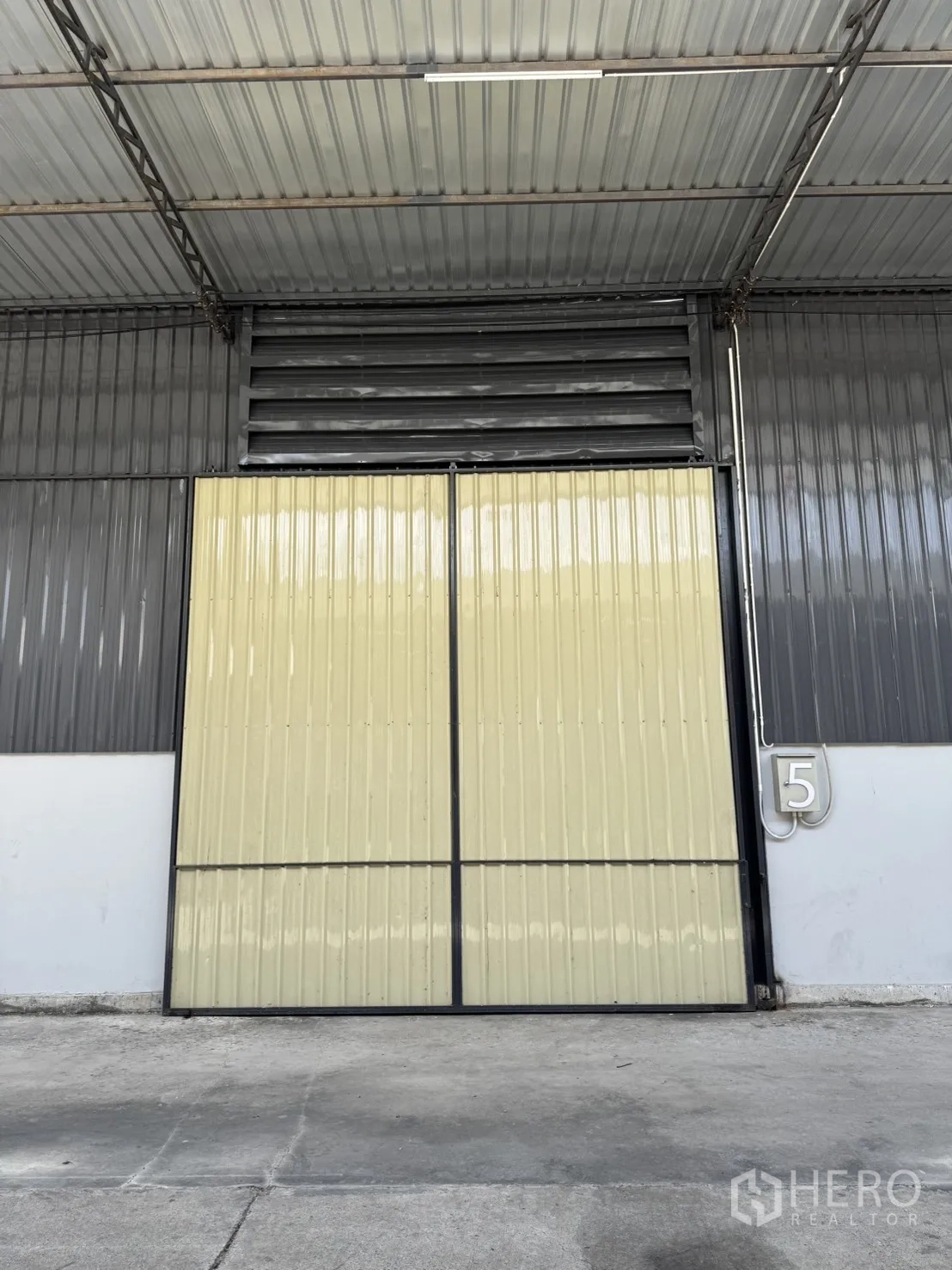 货栈 出租在Phra Nakhon Si Ayutthaya, Phra Nakhon Si Ayutthaya - 带通风百叶与雨棚的大型金属推拉门，卡车出入便捷。