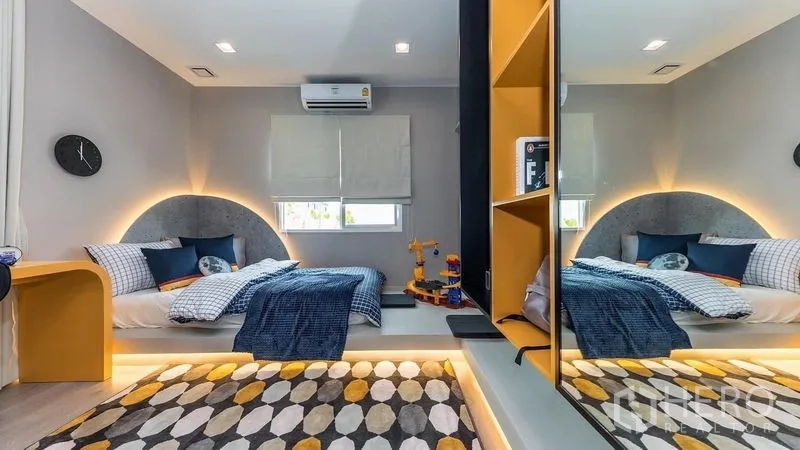 Detached House for rent in Prawet, Bangkok - Twin-bedded kids’ room with geometric rug, LED headboards and storage niches.