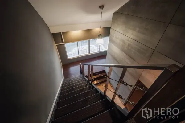 สำนักงาน ให้เช่าในKhlong Toei, Bangkok - บันไดเหล็กพร้อมราวสแตนเลสขึ้นสู่โถงสว่างติดหน้าต่างบานใหญ่