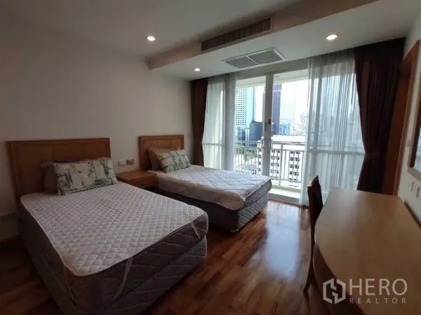 คอนโด ให้เช่าในKhlong Toei, Bangkok - ห้องนอนสว่างพร้อมเตียงเดี่ยวสองเตียง พื้นไม้ และระเบียงมองเห็นวิวเมืองผ่านกระจกบานใหญ่