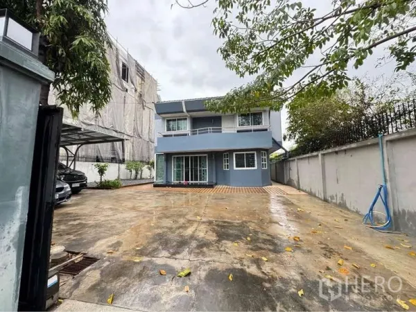 บ้าน ให้เช่าในSuan Luang, Bangkok - บ้านเดี่ยวสองชั้น พร้อมลานคอนกว้าง ที่จอดรถมีหลังคาด้านข้าง และรั้วหน้าบ้าน