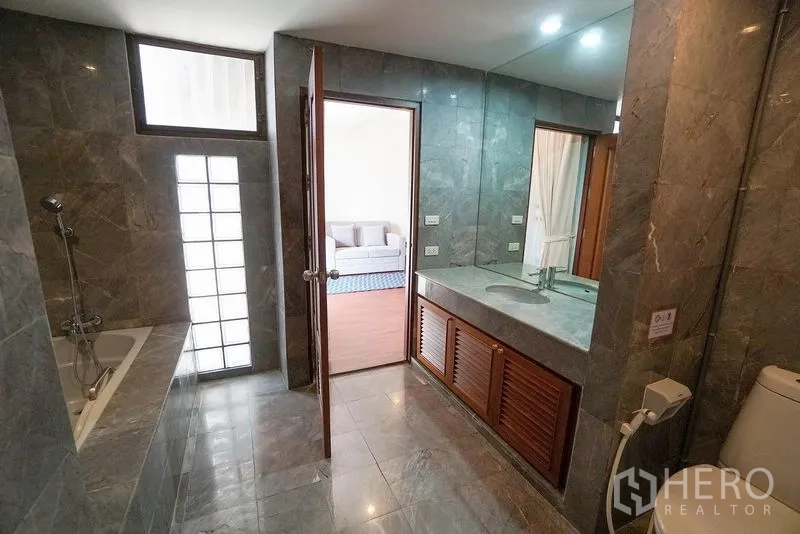 อพาร์ทเมนท์ ให้เช่าในWatthana, Bangkok - ห้องน้ำปูหินอ่อน อ่างอาบน้ำ เคาน์เตอร์ยาว กระจกบานใหญ่